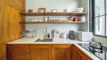 Wasserkocher mit Kaffee-/Teezubehör, Kühlschrank, Mikrowelle, Herdplatte