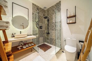 Shower, hair dryer, shampoo - Cozy 2BR Flat in Ubud's Centre w Pool & Kitchen (Ubud)