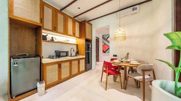 Coffee/tea maker, fridge, microwave, stovetop