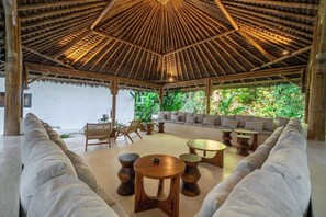 Outdoor dining - Cozy 2BR Flat in Ubud's Centre w Pool & Kitchen (Ubud)