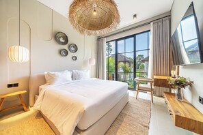 Une chambre moderne avec un grand lit, un bureau en bois, une télévision et un balcon avec vue.