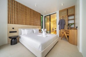 Une chambre à coucher moderne avec un grand lit, une tête de lit en bois, une petite table de chevet et un bureau avec une chaise.