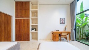 Un dormitorio con cama, escritorio con silla, armario y estante con objetos decorativos.