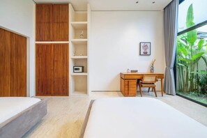 Ein Schlafzimmer mit einem Bett, einem Schreibtisch mit Stuhl, einem Kleiderschrank und einem Regal mit Dekoration.