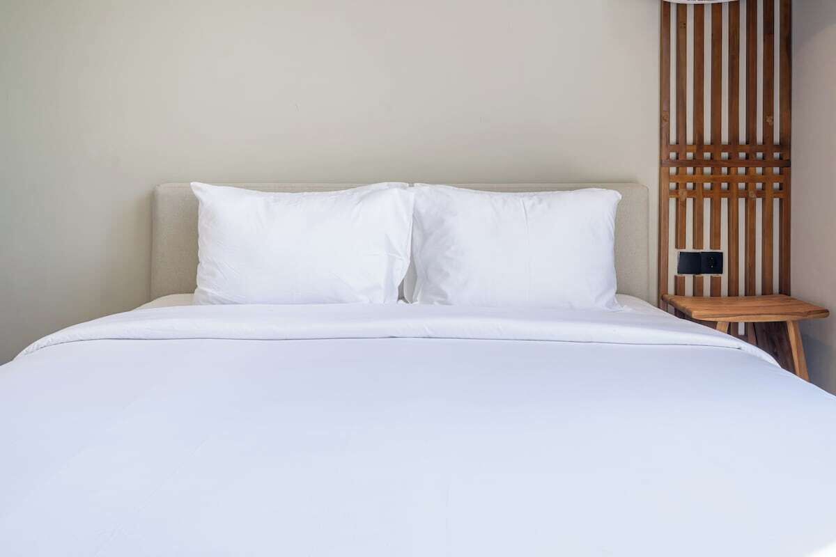 Iron/ironing board, travel crib, WiFi, bed sheets