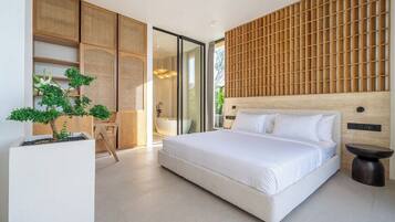 Un dormitorio moderno con una cama grande, una planta en maceta y un panel de pared de madera.