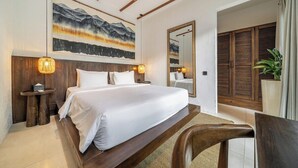 Quarto de hotel com uma cama grande, cabeceira de madeira, abajures, um espelho amplo e vista para montanhas pela janela.