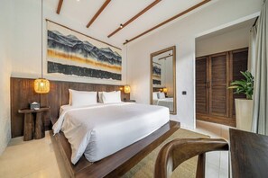 Ein Hotelzimmer mit einem großen Bett, einem Holz-Kopfteil, Nachttischlampen, einem großen Spiegel und Bergblick durch das Fenster.