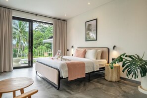 Ein Schlafzimmer mit einem Bett, einem Nachttisch, einer Zimmerpflanze und Blick ins Grüne.