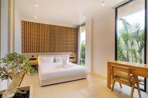 Une chambre à coucher moderne, avec un lit, un bureau et une grande fenêtre.