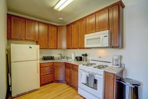 Kitchen cabinets, appliances and countertops - Willy St. Apartment: Prime Location w/ Laundry (Madison)