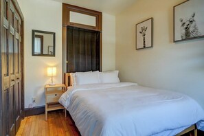 Bedroom with nightstand and reading lamp - Willy St. Apartment: Prime Location w/ Laundry (Madison)