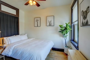 Iron/ironing board, WiFi, bed sheets - Willy St. Apartment: Prime Location w/ Laundry (Madison)