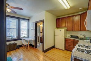 Coffee/tea maker, fridge, microwave, oven - Willy St. Apartment: Prime Location w/ Laundry (Madison)