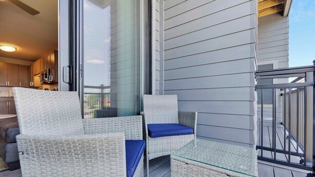 Property grounds - Madison Apt with Pool & Underground Parking (Madison)
