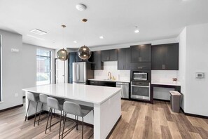 Community Room - Madison Apt with Pool & Underground Parking (Madison)