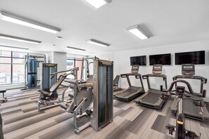 Fitness Room - Madison Apt with Pool & Underground Parking (Madison)