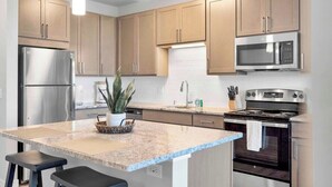 Coffee/tea maker, fridge, microwave, oven - Madison Apt with Pool & Underground Parking (Madison)