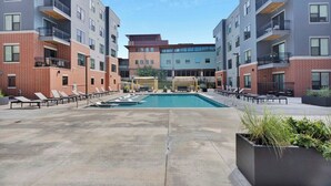 Pool - Madison Apt with Pool & Underground Parking (Madison)