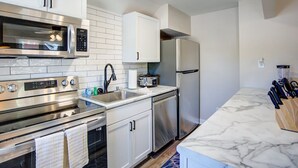 Private kitchen - Cozy Madison Apt w/ Laundry, AC & Free Parking (Madison)