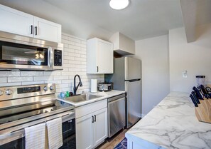 Coffee/tea maker, fridge, microwave, oven - Cozy Madison Apt w/ Laundry, AC & Free Parking (Madison)