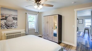 Room - Cozy Madison Apt w/ Laundry, AC & Free Parking (Madison)