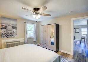 Iron/ironing board, WiFi, bed sheets - Cozy Madison Apt w/ Laundry, AC & Free Parking (Madison)