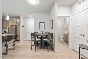 Dining - Poolside Apt Near University Research Park (Madison)