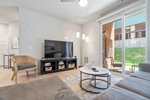 TV, offices - Poolside Apt Near University Research Park (Madison)