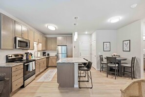 Private kitchen - Poolside Apt Near University Research Park (Madison)