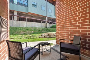 Terrace/patio - Poolside Apt Near University Research Park (Madison)
