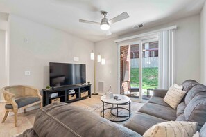 Living area - Poolside Apt Near University Research Park (Madison)