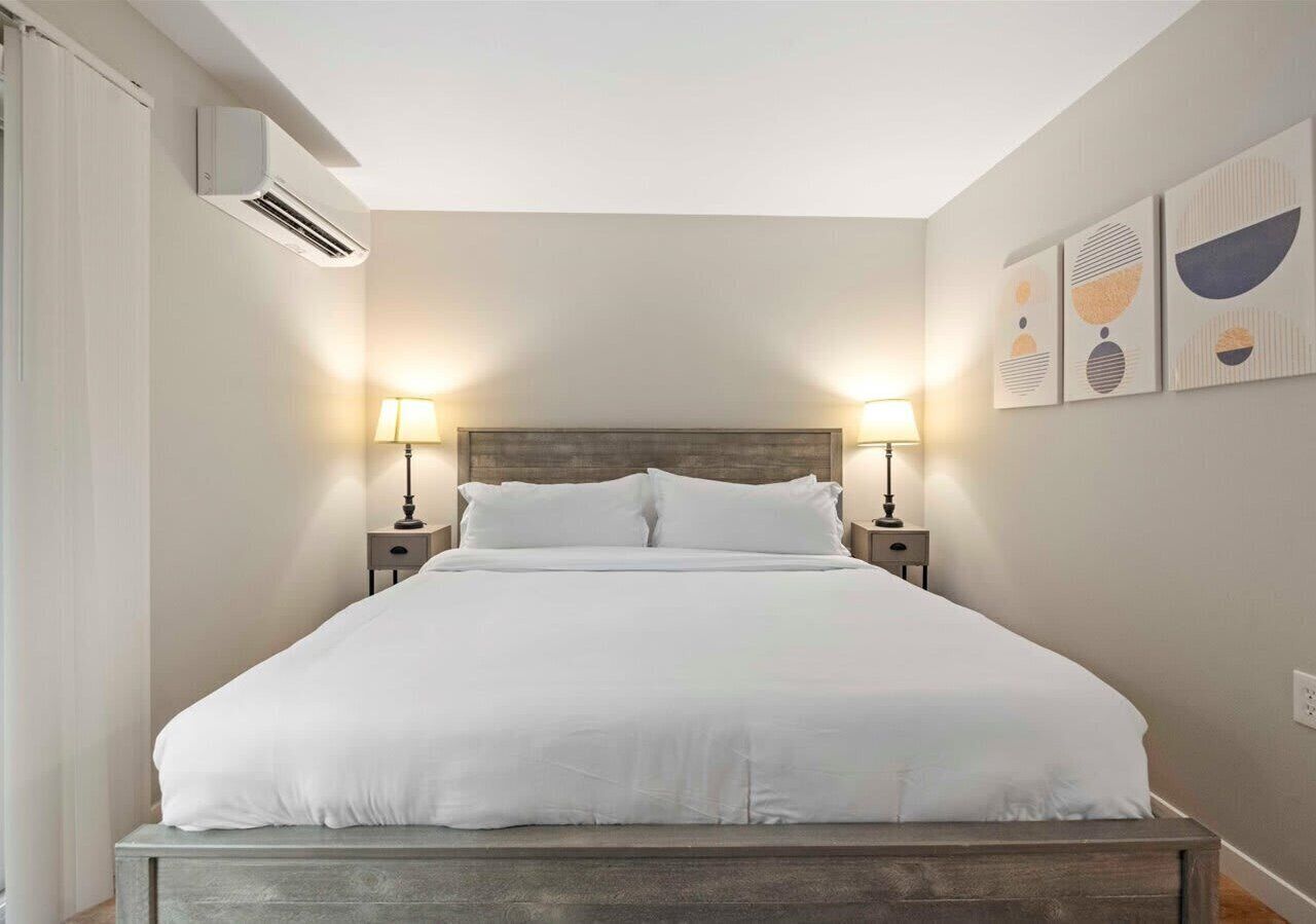 Desk, WiFi, bed sheets