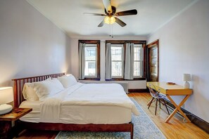 Room - Prime Location 2BR Apt on Willy St: King Beds (Madison)