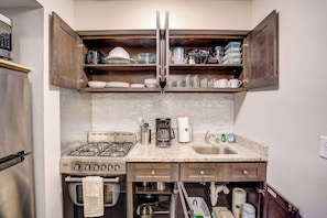 Wasserkocher mit Kaffee-/Teezubehör, Kühlschrank, Mikrowelle, Ofen