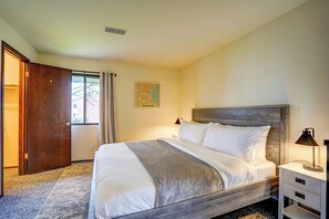 Relax and rejuvenate on a spacious king size bed in a cozy bedroom  - Pet-Friendly Corner Apt with Laundry & AC (Milwaukee)