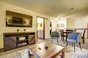 Unwind and watch netflix or other streaming platforms - Pet-Friendly Corner Apt with Laundry & AC (Milwaukee)