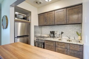 Wasserkocher mit Kaffee-/Teezubehör, Kühlschrank, Mikrowelle, Ofen