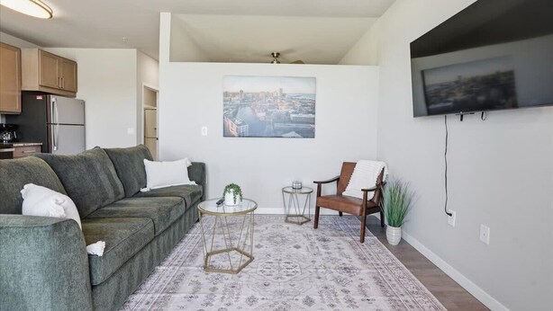 TV, offices - Madison Apt with Pool, Gym & Free Parking (Madison)