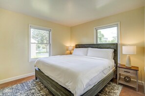 Room - Madison Home Near Hospitals with Deck (Madison)