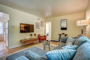 Living area - Madison Home Near Hospitals with Deck (Madison)
