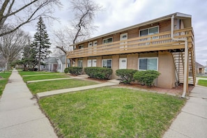 Building with private entrance offering easy access and privacy, located a short way from the Milwaukee Regional Medical Center, making it ideal for healthcare professionals, patients, or visitors seeking a convenient stay. - Pet-Friendly Apt Near Med Center + Parking (Milwaukee)