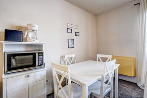 Dining - Walk to UW Hospital | Free Parking & WiFi (Madison)