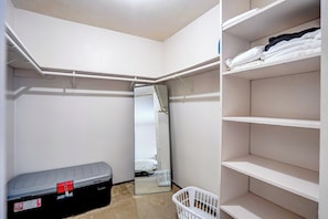 Interior - Walk to UW Hospital | Free Parking & WiFi (Madison)