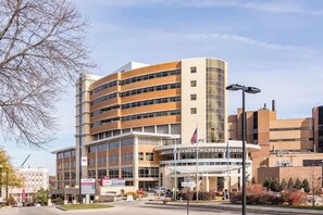 Exterior - Walk to UW Hospital | Free Parking & WiFi (Madison)