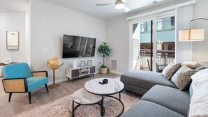 Living area - Pool, Gym & Parking Near University Park (Madison)