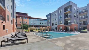 Pool - Pool, Gym & Parking Near University Park (Madison)