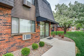 Unclassified image, 2 of 26, button - Balcony Apt Near Med Centers + Free Parking (Milwaukee)