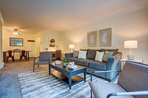 Unclassified image, 4 of 26, button - Balcony Apt Near Med Centers + Free Parking (Milwaukee)