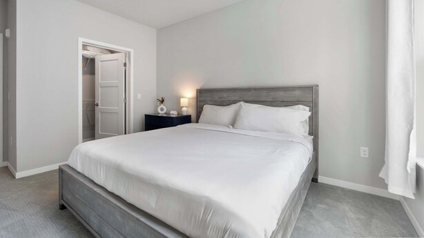 Tabla de planchar con plancha, wifi y ropa de cama 